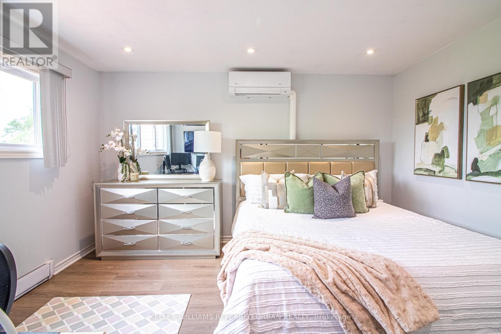 60 Springfair Avenue, Aurora, ON - Indoor Photo Showing Bedroom