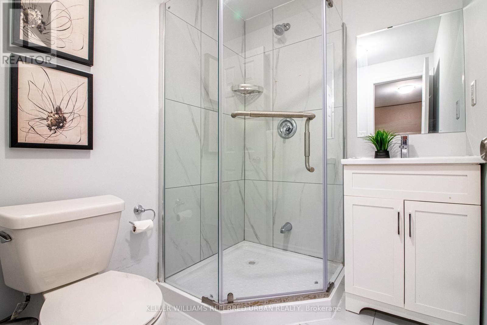 60 Springfair Avenue, Aurora, ON - Indoor Photo Showing Bathroom