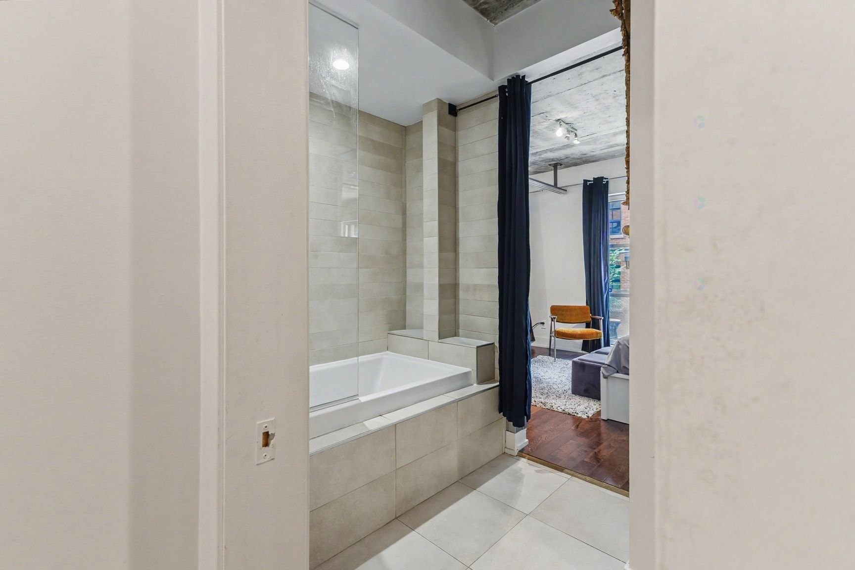 Salle de bains attenante à la CCP - 206-2015 Av. Aird, Montréal (Mercier/Hochelaga-Maisonneuve), QC - Indoor Photo Showing Bathroom