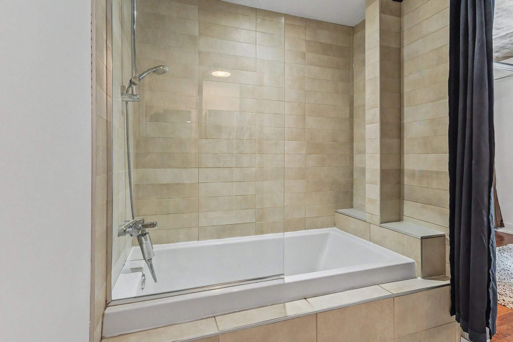 Salle de bains attenante à la CCP - 206-2015 Av. Aird, Montréal (Mercier/Hochelaga-Maisonneuve), QC - Indoor Photo Showing Bathroom