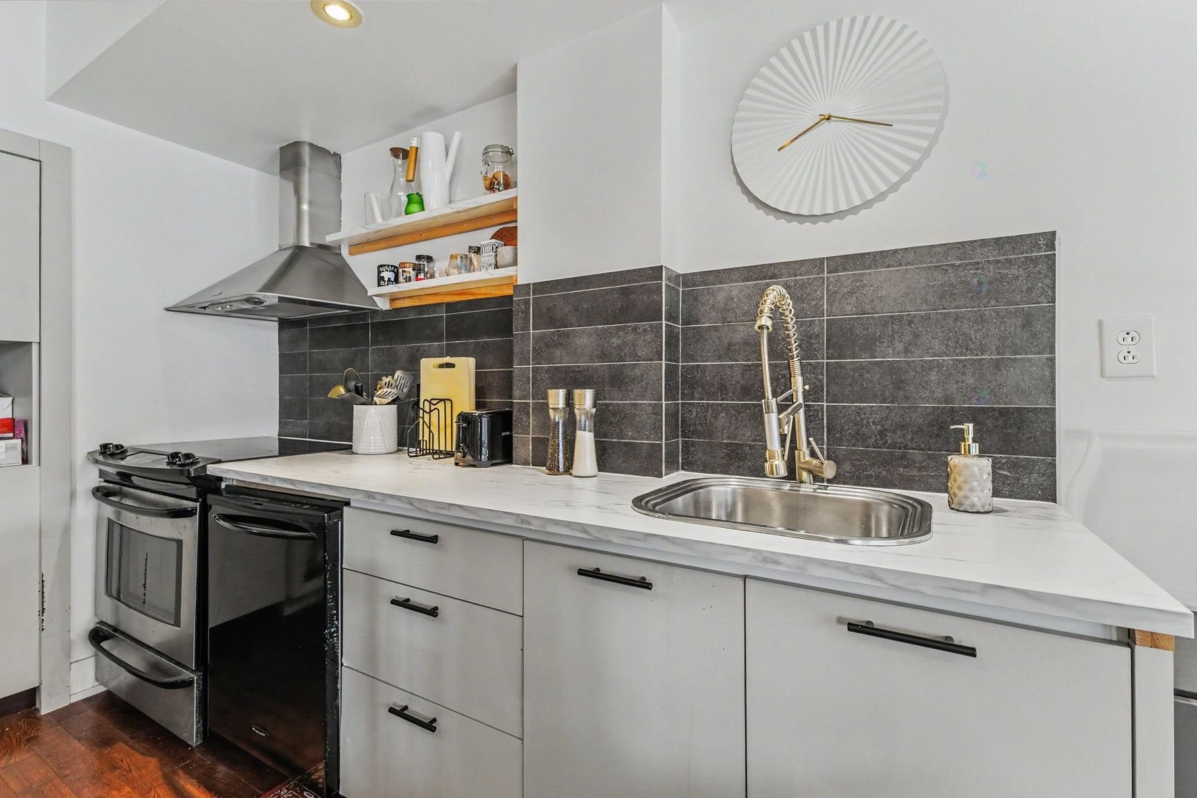 Cuisine - 206-2015 Av. Aird, Montréal (Mercier/Hochelaga-Maisonneuve), QC - Indoor Photo Showing Kitchen