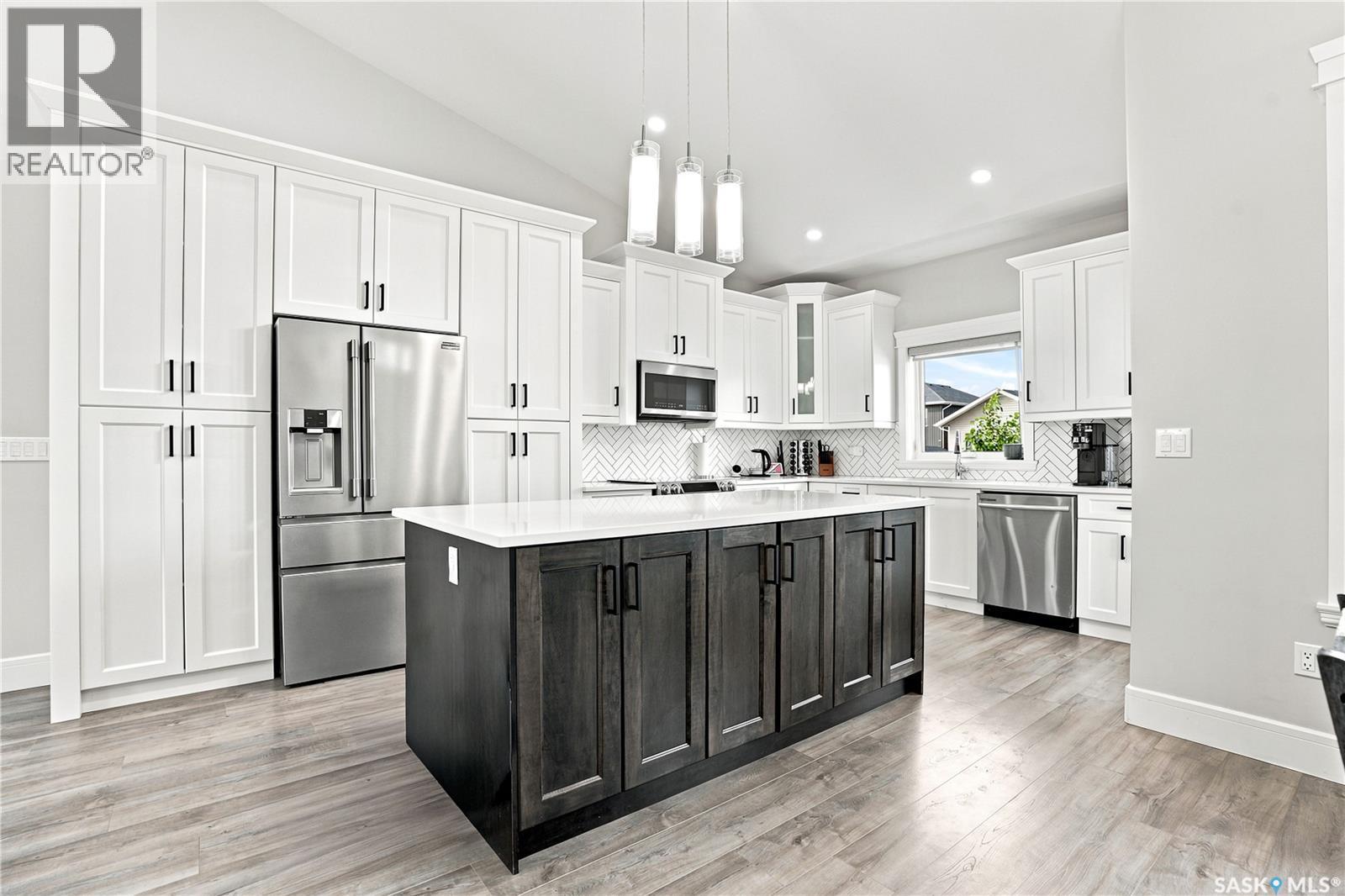670 Fast Crescent, Saskatoon, SK - Indoor Photo Showing Kitchen With Stainless Steel Kitchen With Upgraded Kitchen