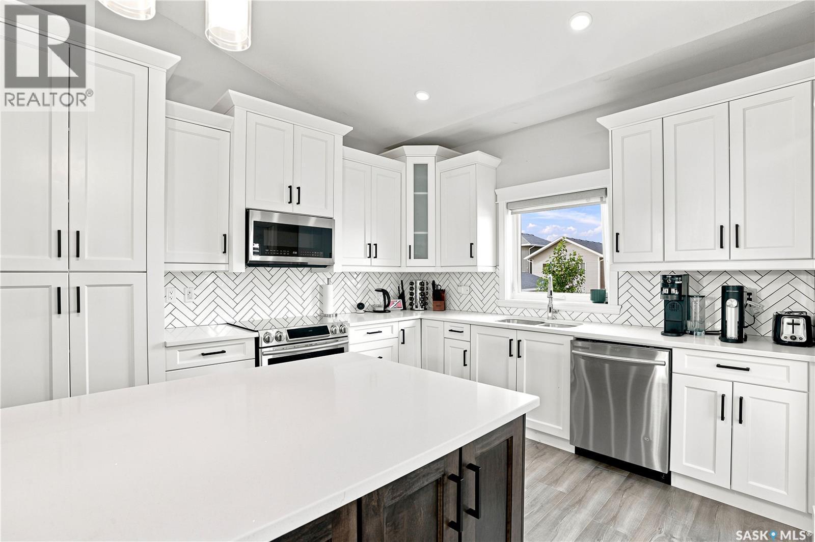 670 Fast Crescent, Saskatoon, SK - Indoor Photo Showing Kitchen With Stainless Steel Kitchen With Upgraded Kitchen