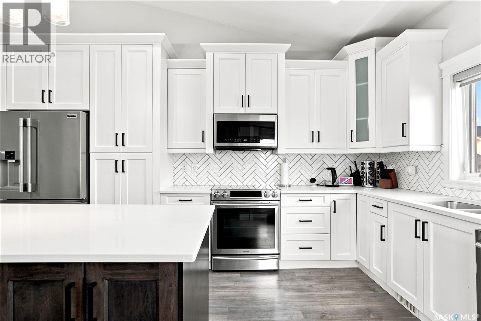 670 Fast Crescent, Saskatoon, SK - Indoor Photo Showing Kitchen With Upgraded Kitchen