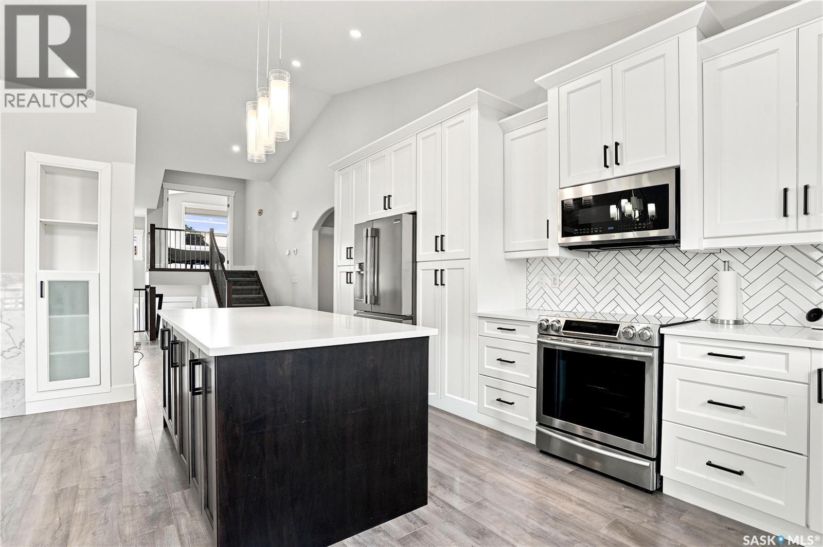 670 Fast Crescent, Saskatoon, SK - Indoor Photo Showing Kitchen With Upgraded Kitchen