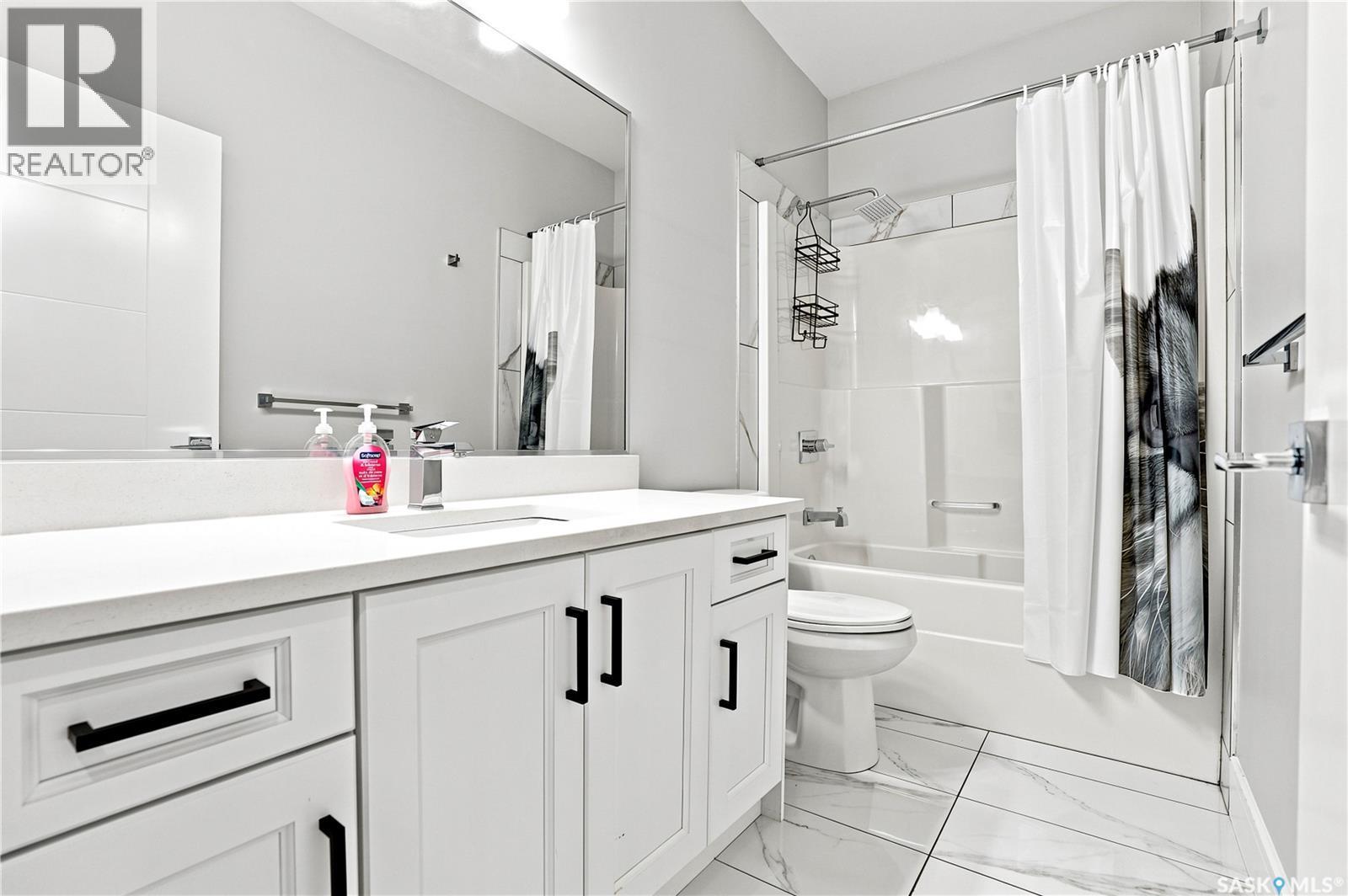 670 Fast Crescent, Saskatoon, SK - Indoor Photo Showing Bathroom