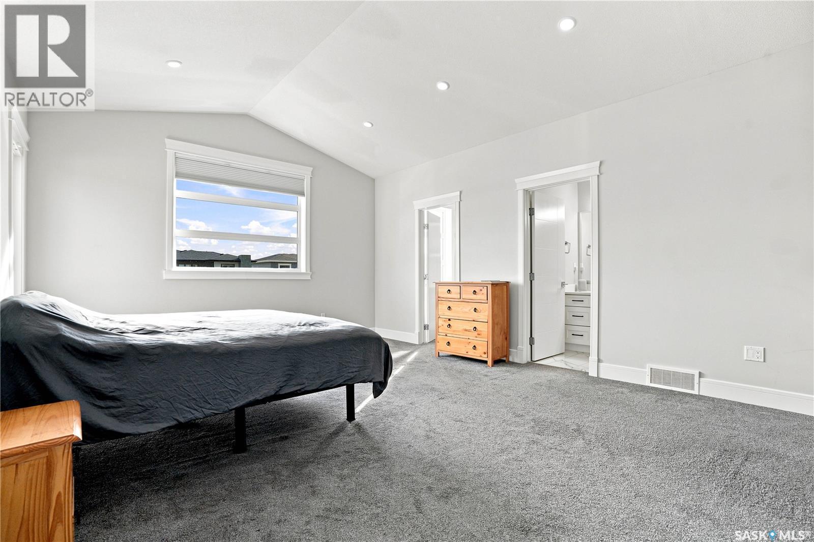 670 Fast Crescent, Saskatoon, SK - Indoor Photo Showing Bedroom