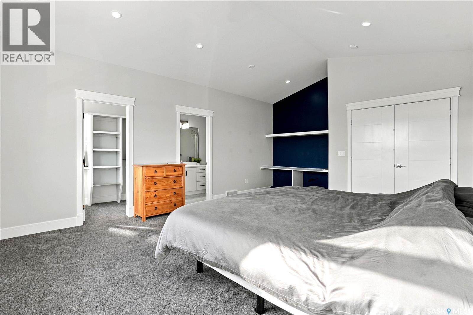 670 Fast Crescent, Saskatoon, SK - Indoor Photo Showing Bedroom