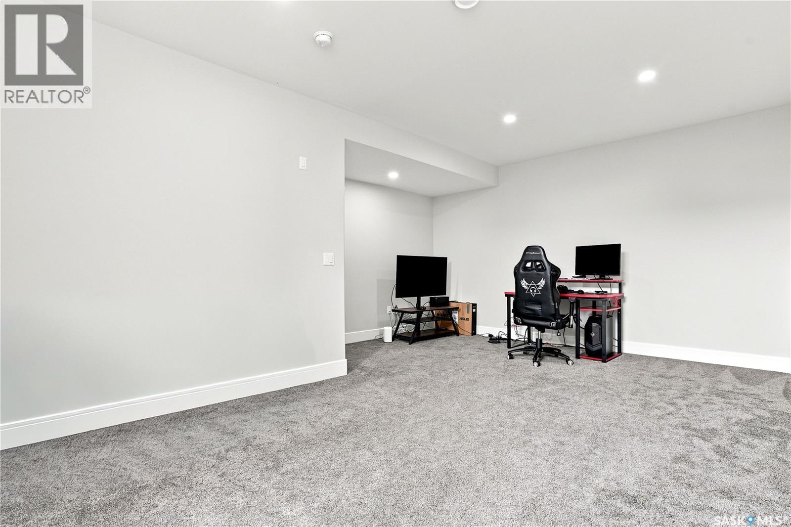 670 Fast Crescent, Saskatoon, SK - Indoor