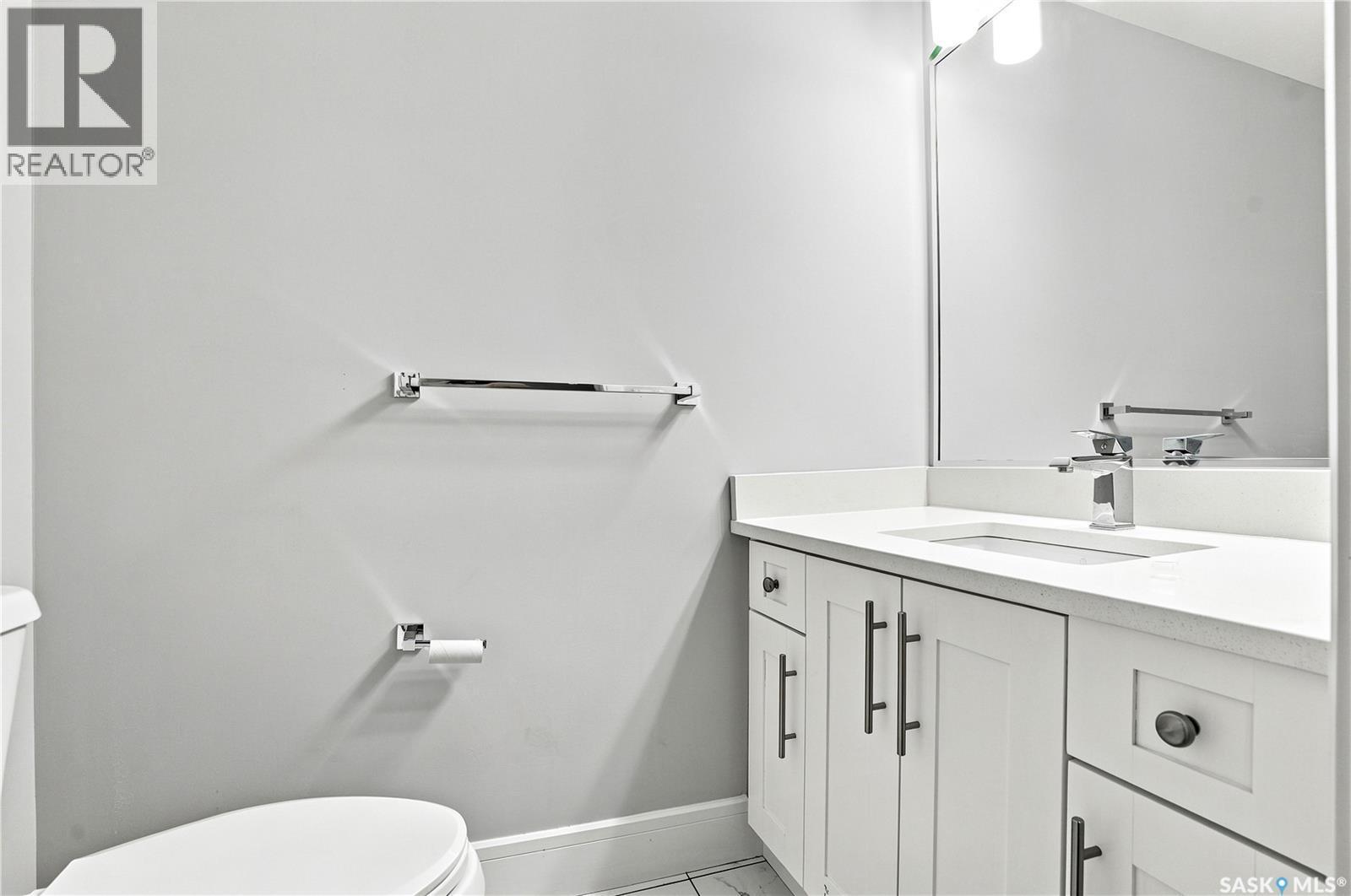670 Fast Crescent, Saskatoon, SK - Indoor Photo Showing Bathroom