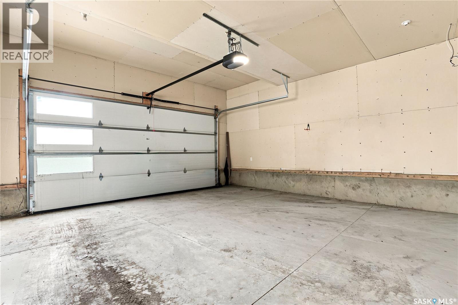 670 Fast Crescent, Saskatoon, SK - Indoor Photo Showing Garage