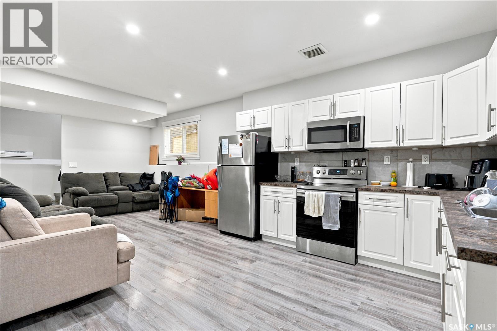 670 Fast Crescent, Saskatoon, SK - Indoor Photo Showing Kitchen