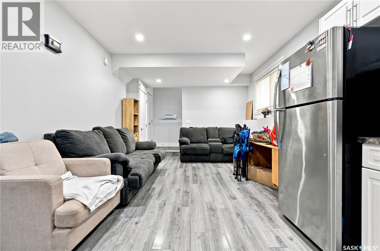 670 Fast Crescent, Saskatoon, SK - Indoor Photo Showing Living Room