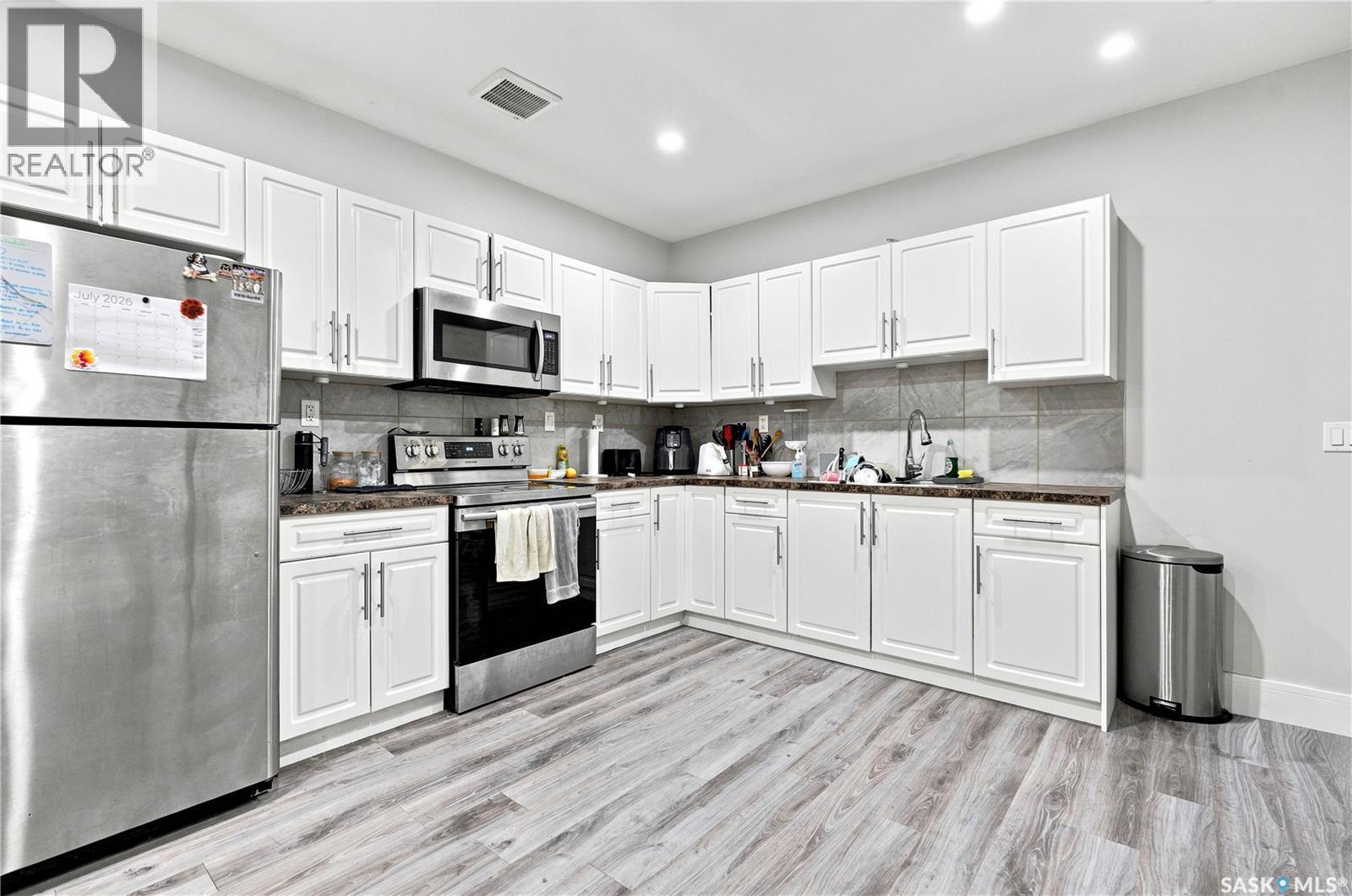 670 Fast Crescent, Saskatoon, SK - Indoor Photo Showing Kitchen With Stainless Steel Kitchen