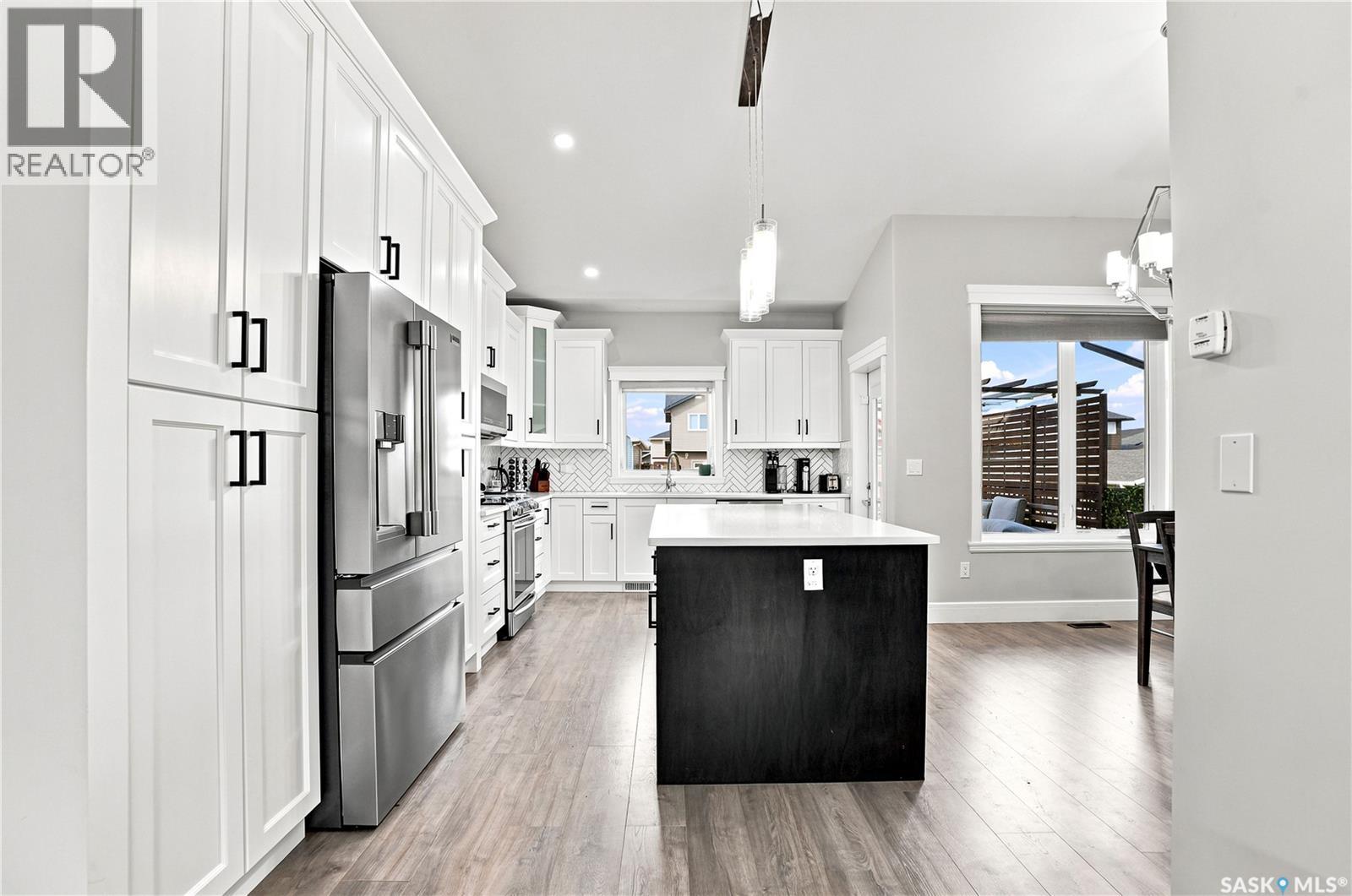 670 Fast Crescent, Saskatoon, SK - Indoor Photo Showing Kitchen With Upgraded Kitchen