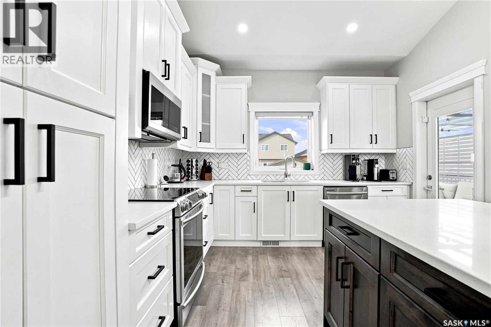 670 Fast Crescent, Saskatoon, SK - Indoor Photo Showing Kitchen With Upgraded Kitchen