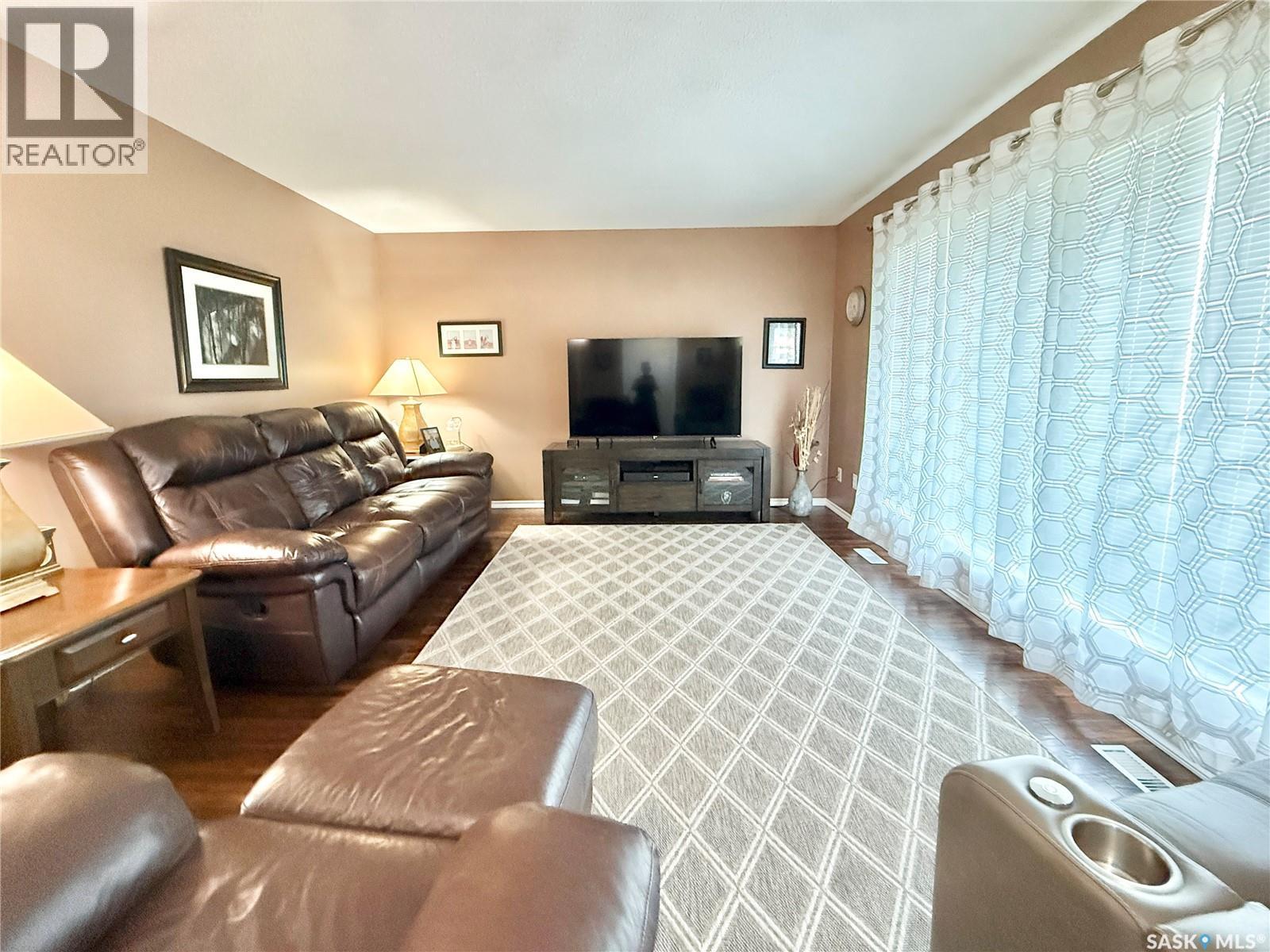 301 Rosher Street, Colonsay, SK - Indoor Photo Showing Living Room