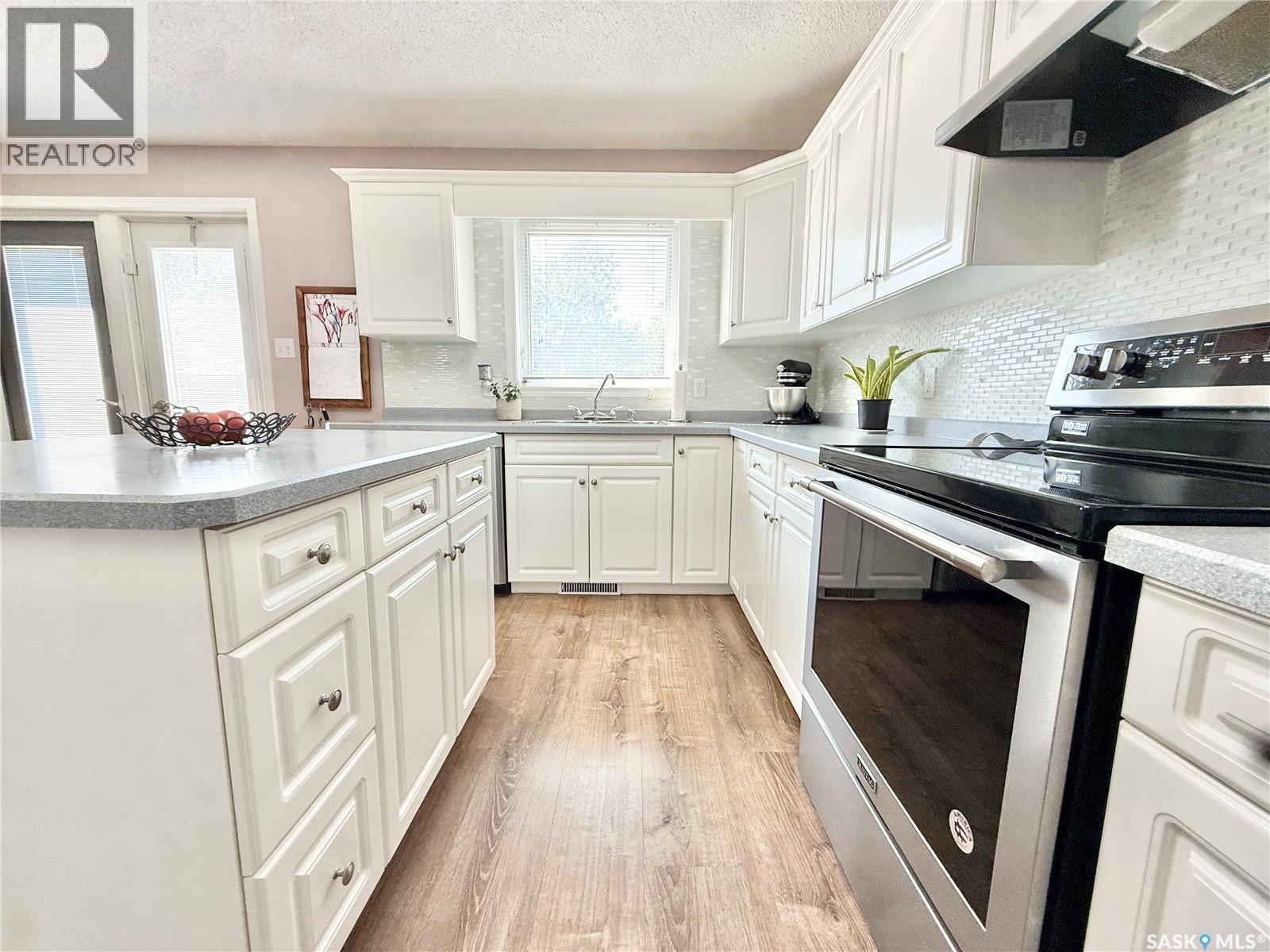 301 Rosher Street, Colonsay, SK - Indoor Photo Showing Kitchen With Upgraded Kitchen