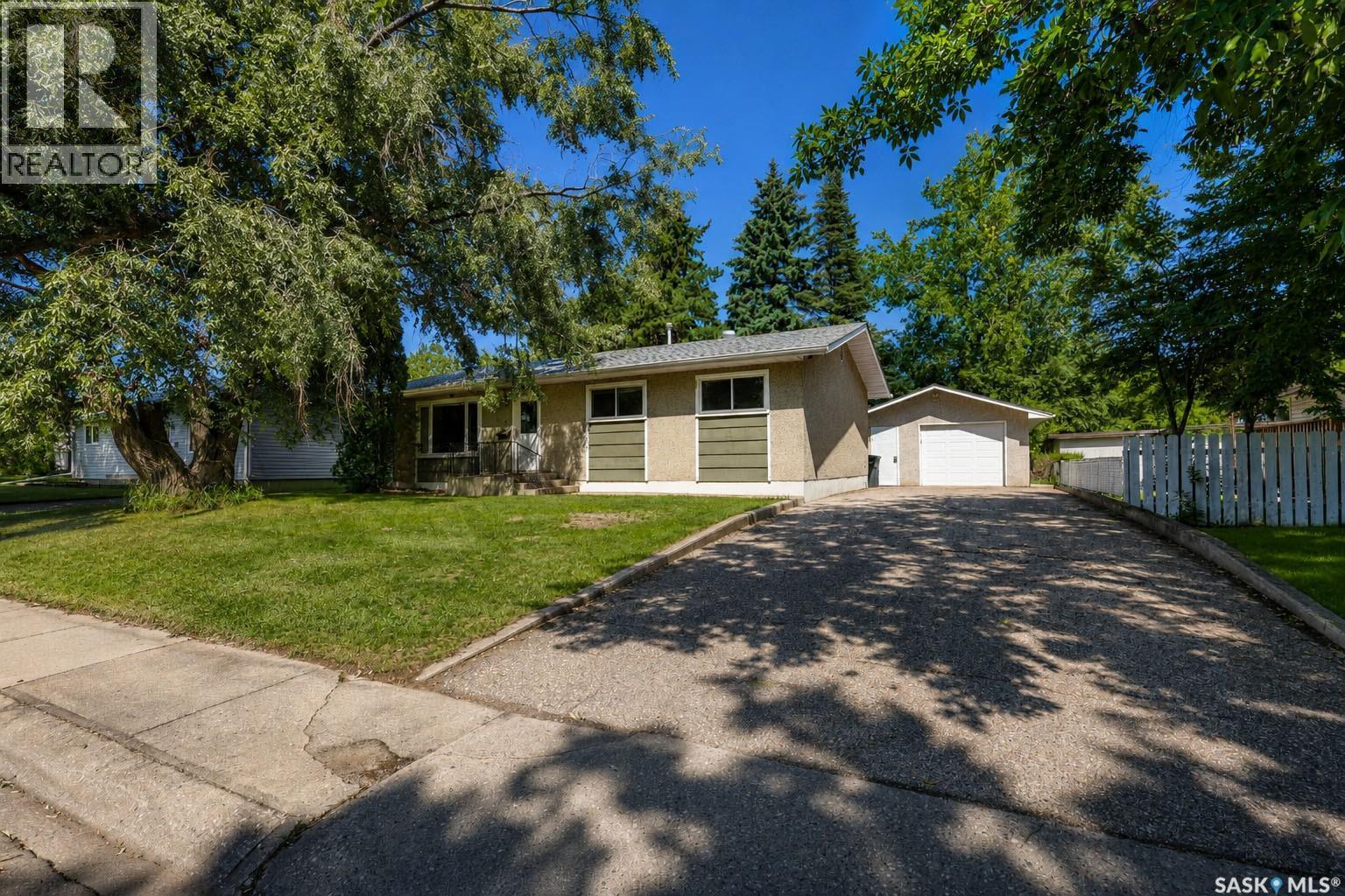 984 Bradshaw Place, Prince Albert, SK - Outdoor