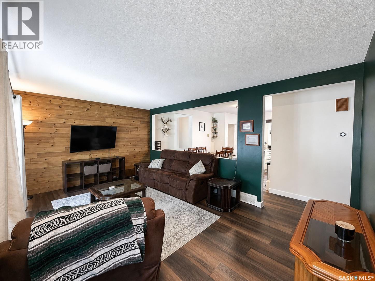 984 Bradshaw Place, Prince Albert, SK - Indoor Photo Showing Living Room