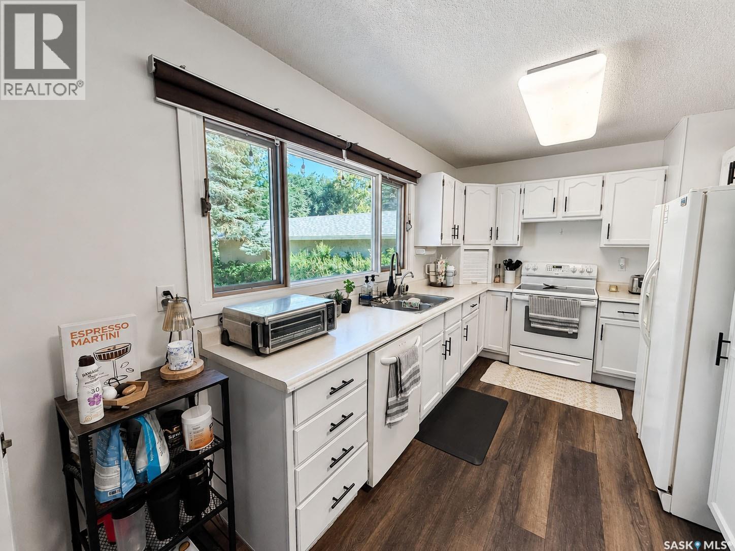 984 Bradshaw Place, Prince Albert, SK - Indoor Photo Showing Kitchen