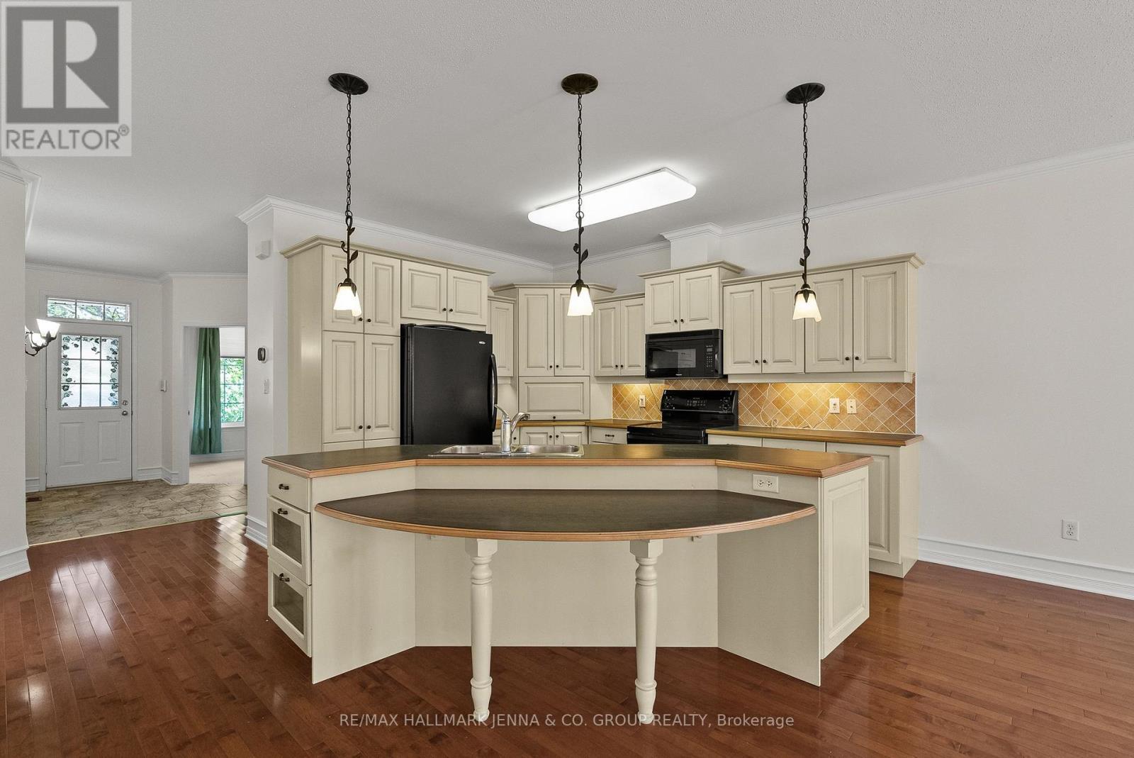 110 Heathercrest Private, Ottawa, ON - Indoor Photo Showing Kitchen
