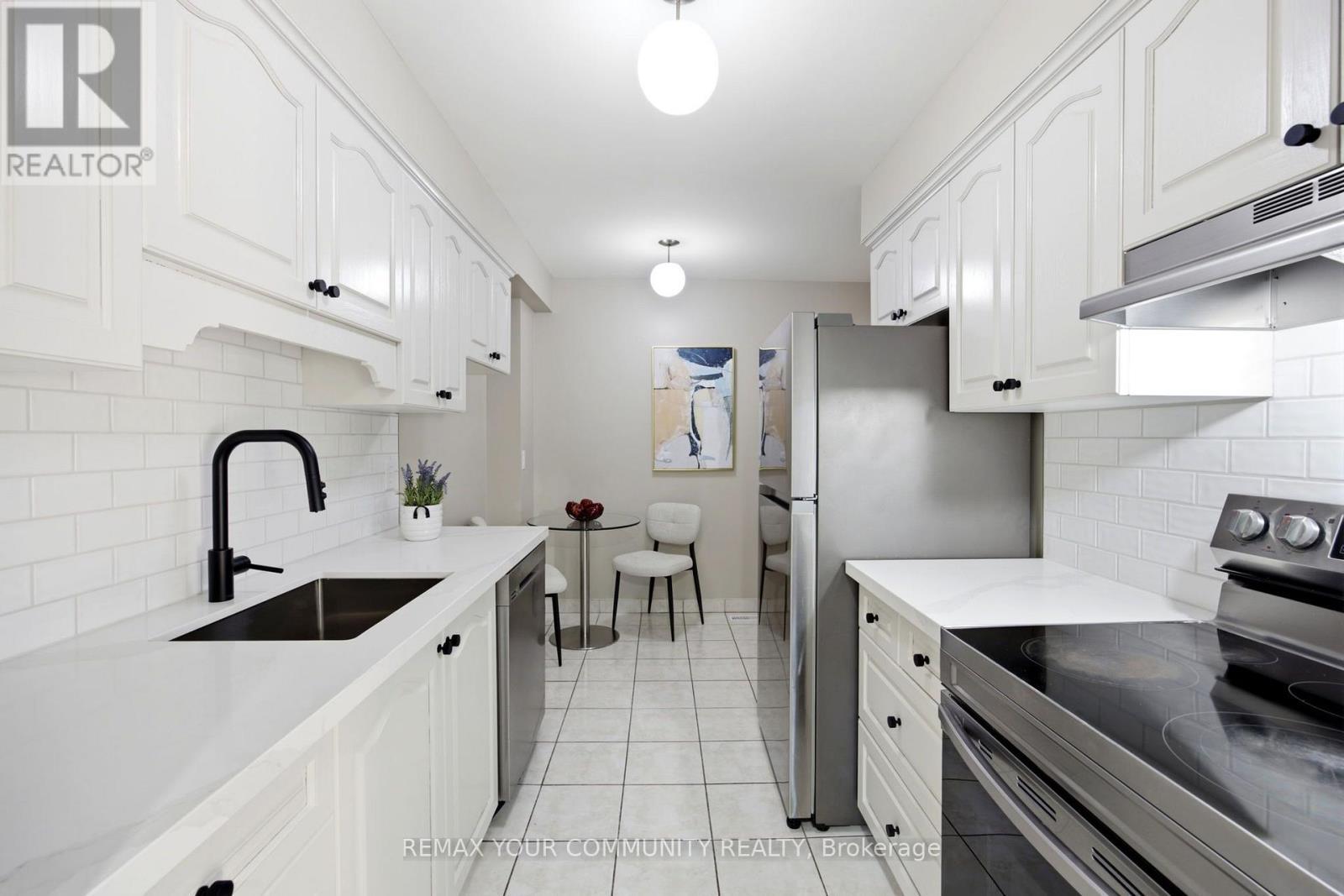 32 - 80 Dundalk Drive, Toronto, ON - Indoor Photo Showing Kitchen
