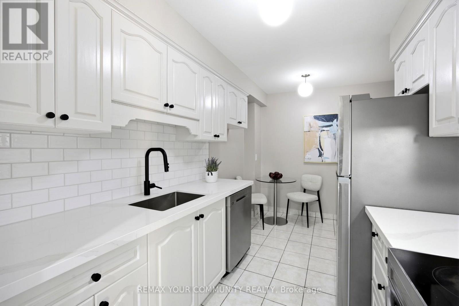 32 - 80 Dundalk Drive, Toronto, ON - Indoor Photo Showing Kitchen With Upgraded Kitchen