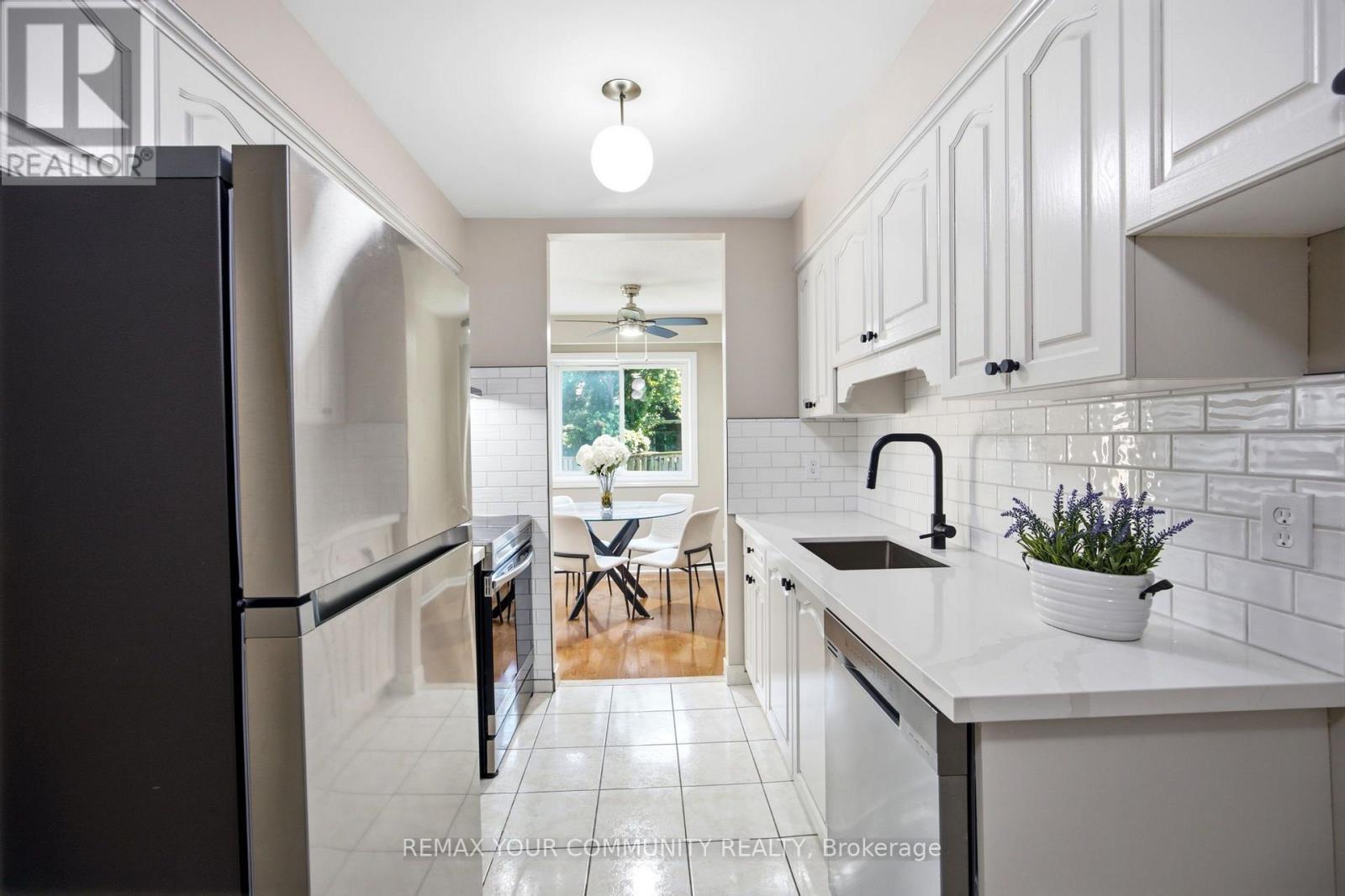 32 - 80 Dundalk Drive, Toronto, ON - Indoor Photo Showing Kitchen With Upgraded Kitchen