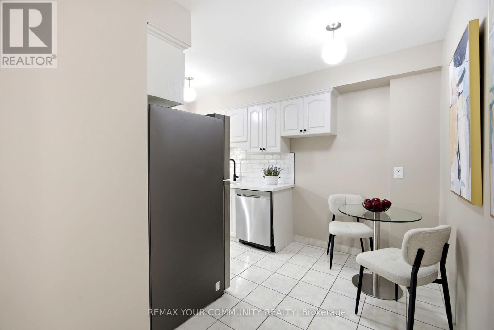 32 - 80 Dundalk Drive, Toronto, ON - Indoor Photo Showing Kitchen
