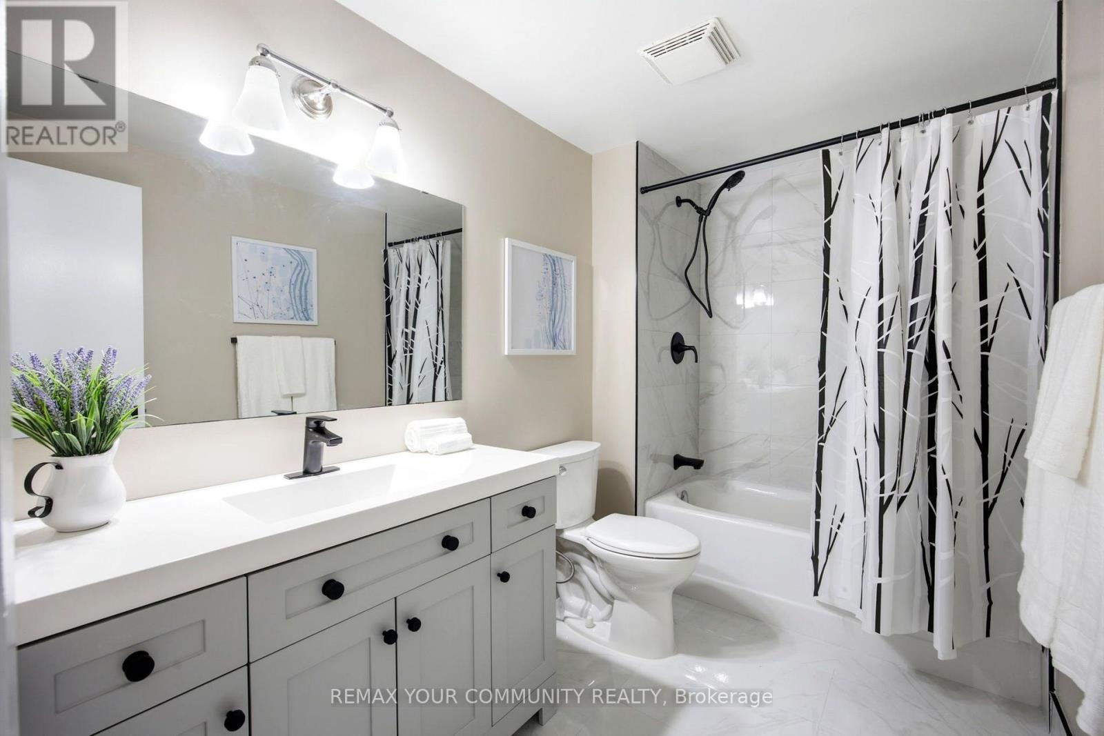 32 - 80 Dundalk Drive, Toronto, ON - Indoor Photo Showing Bathroom