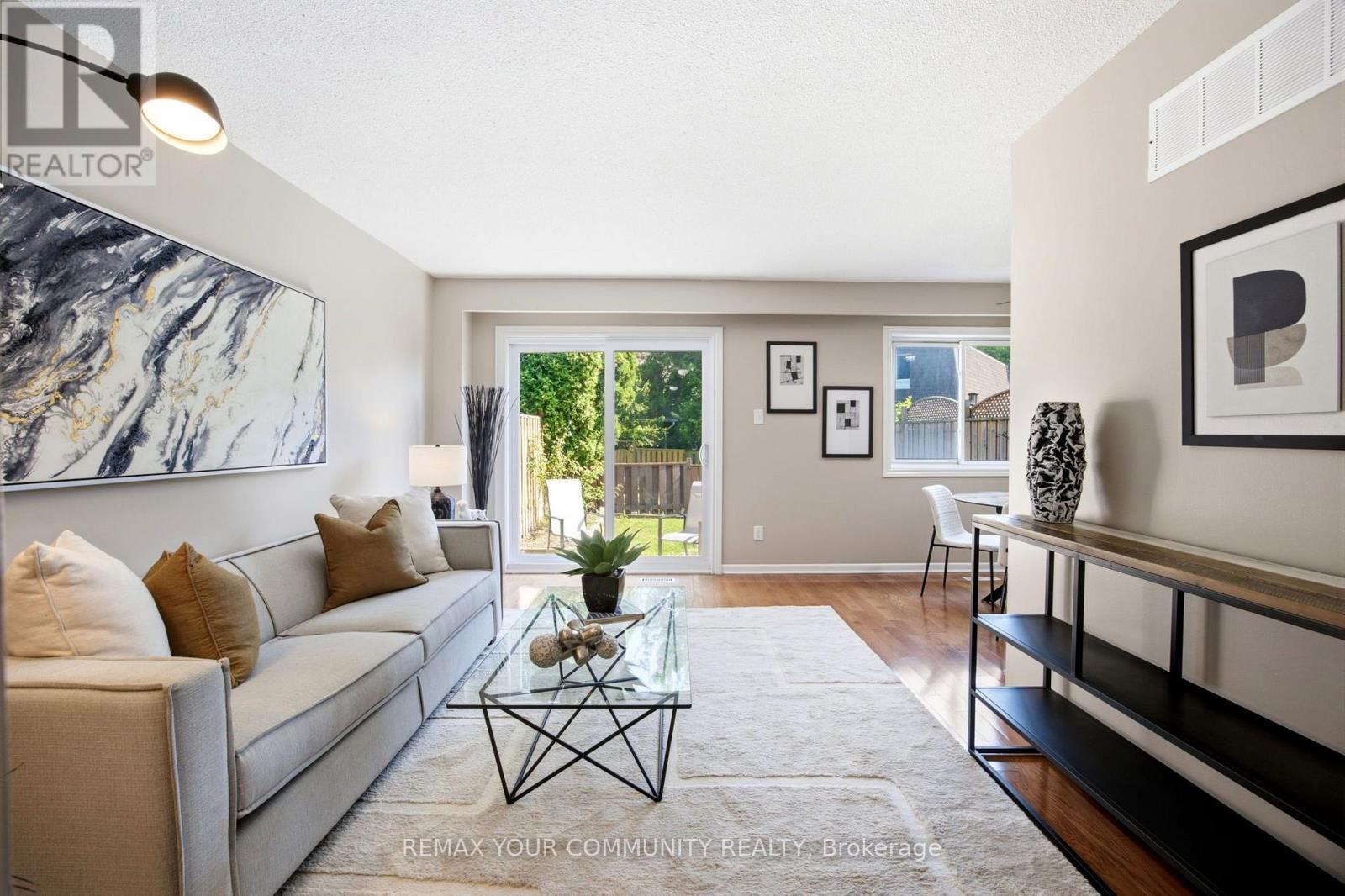 32 - 80 Dundalk Drive, Toronto, ON - Indoor Photo Showing Living Room
