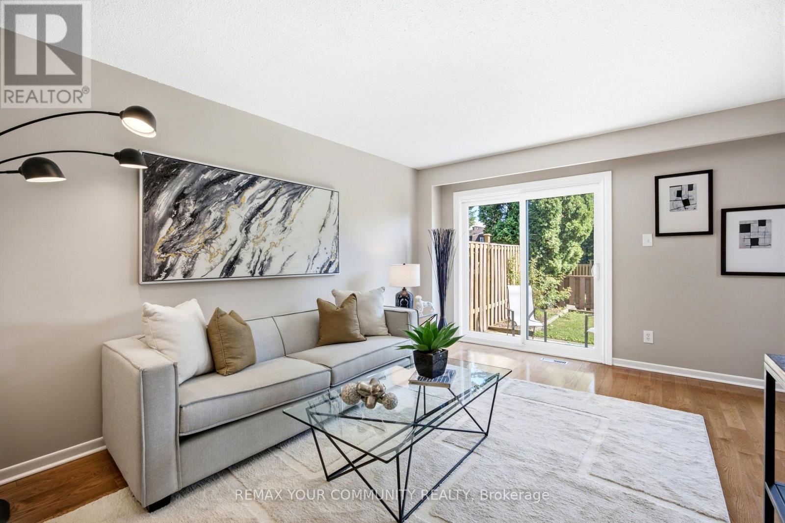 32 - 80 Dundalk Drive, Toronto, ON - Indoor Photo Showing Living Room