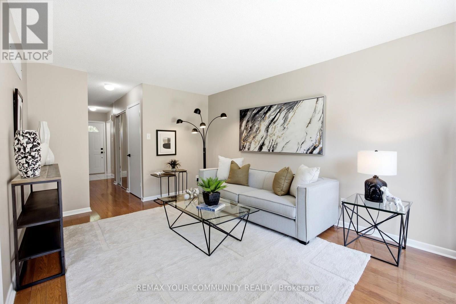 32 - 80 Dundalk Drive, Toronto, ON - Indoor Photo Showing Living Room
