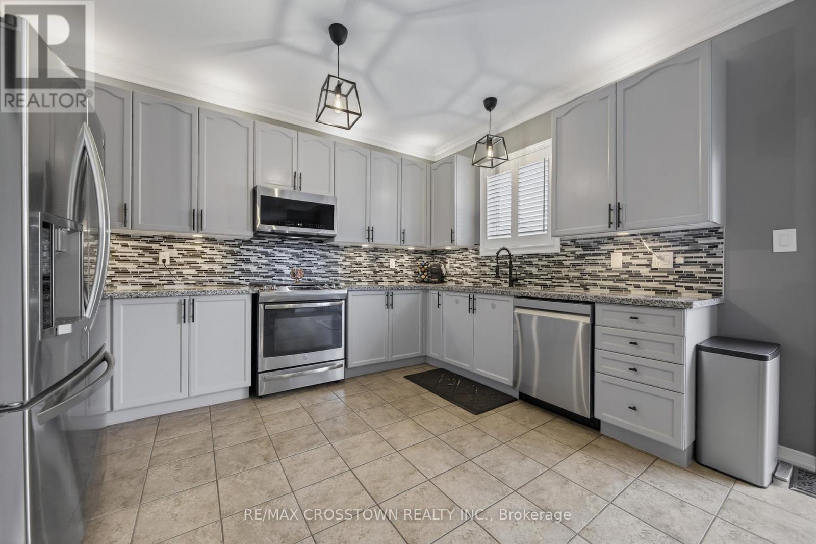 2197 Batters Loop, Innisfil, ON - Indoor Photo Showing Kitchen With Upgraded Kitchen