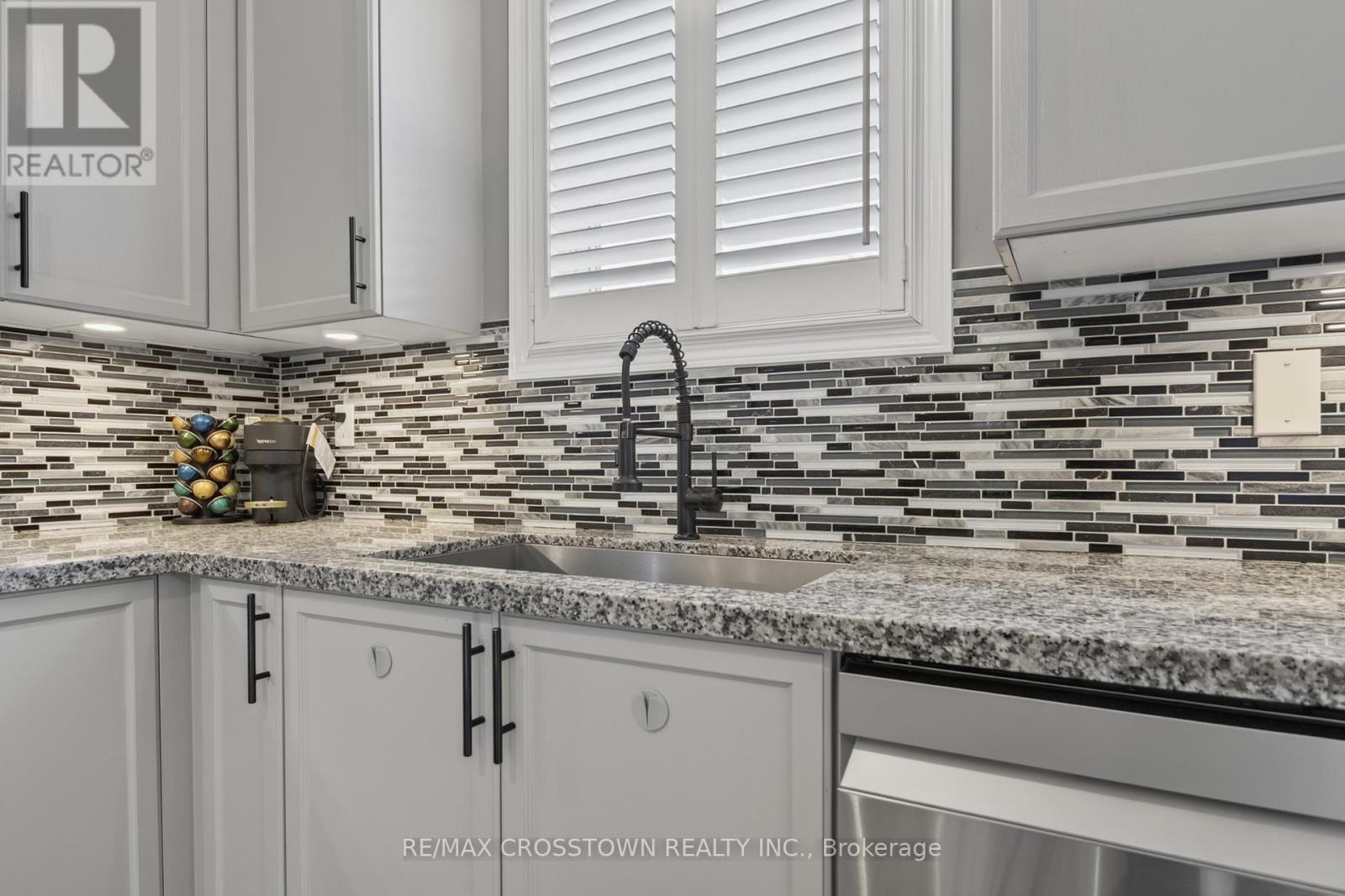 2197 Batters Loop, Innisfil, ON - Indoor Photo Showing Kitchen With Upgraded Kitchen