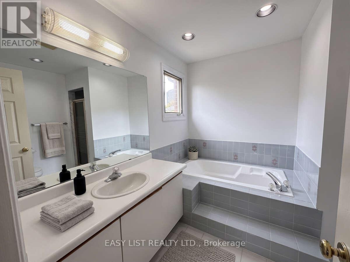 208 Anastasia Terrace, Mississauga, ON - Indoor Photo Showing Bathroom