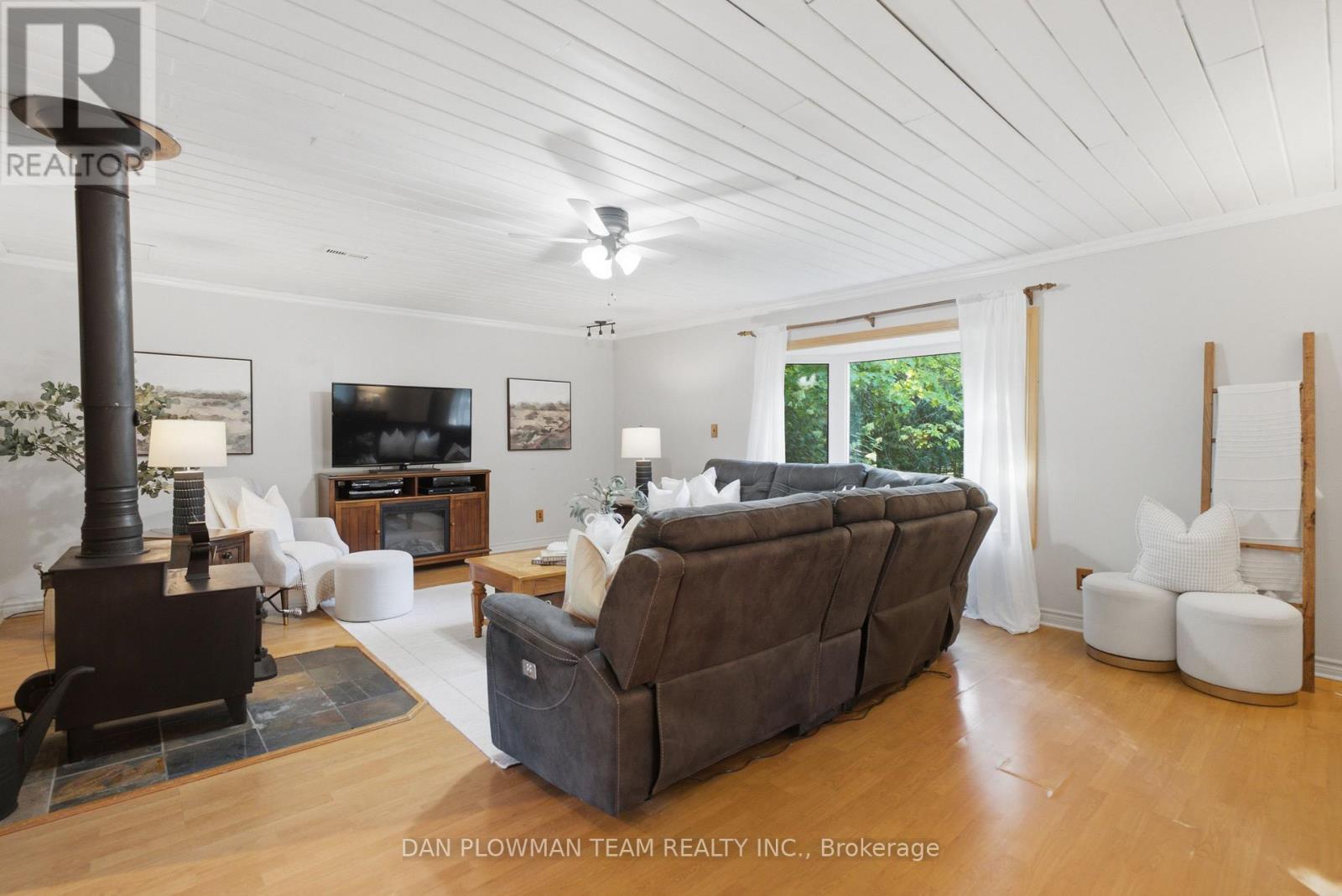 9 Valley Road, Cavan Monaghan, ON - Indoor Photo Showing Living Room