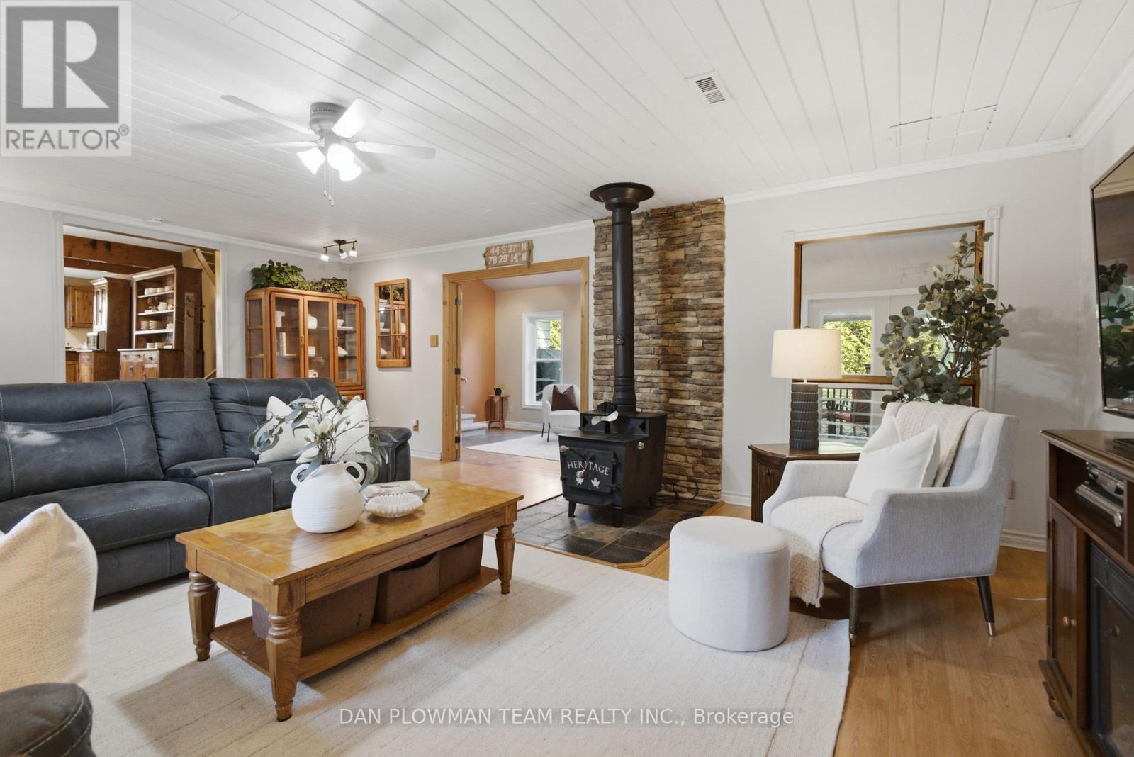 9 Valley Road, Cavan Monaghan, ON - Indoor Photo Showing Living Room