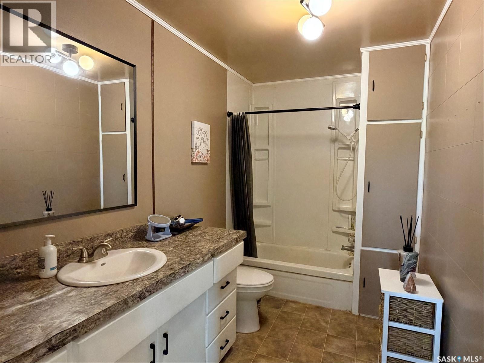 252 Railway Avenue, Forget, SK - Indoor Photo Showing Bathroom