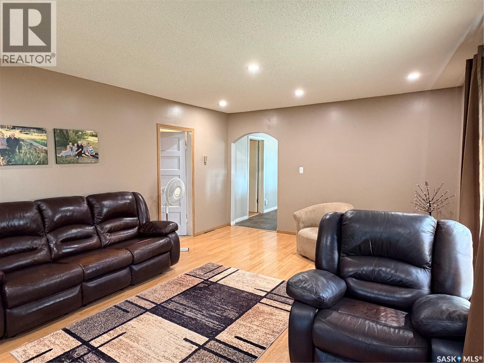 252 Railway Avenue, Forget, SK - Indoor Photo Showing Living Room