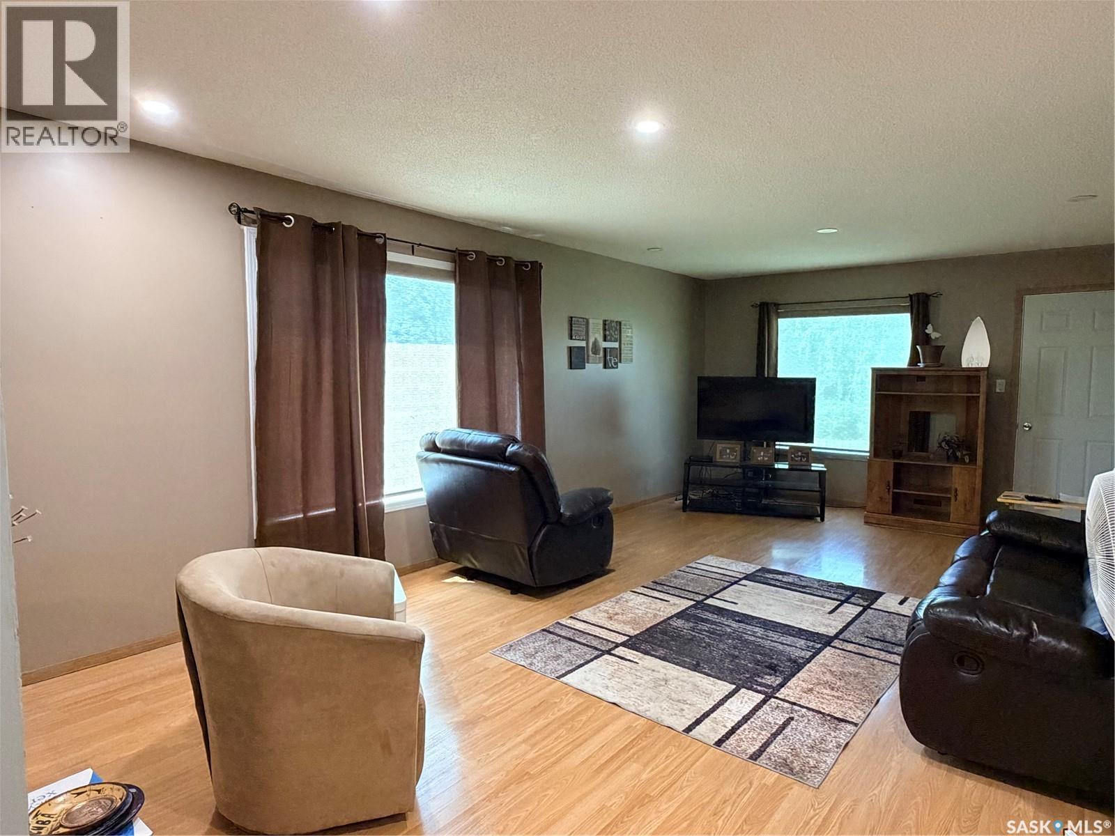252 Railway Avenue, Forget, SK - Indoor Photo Showing Living Room