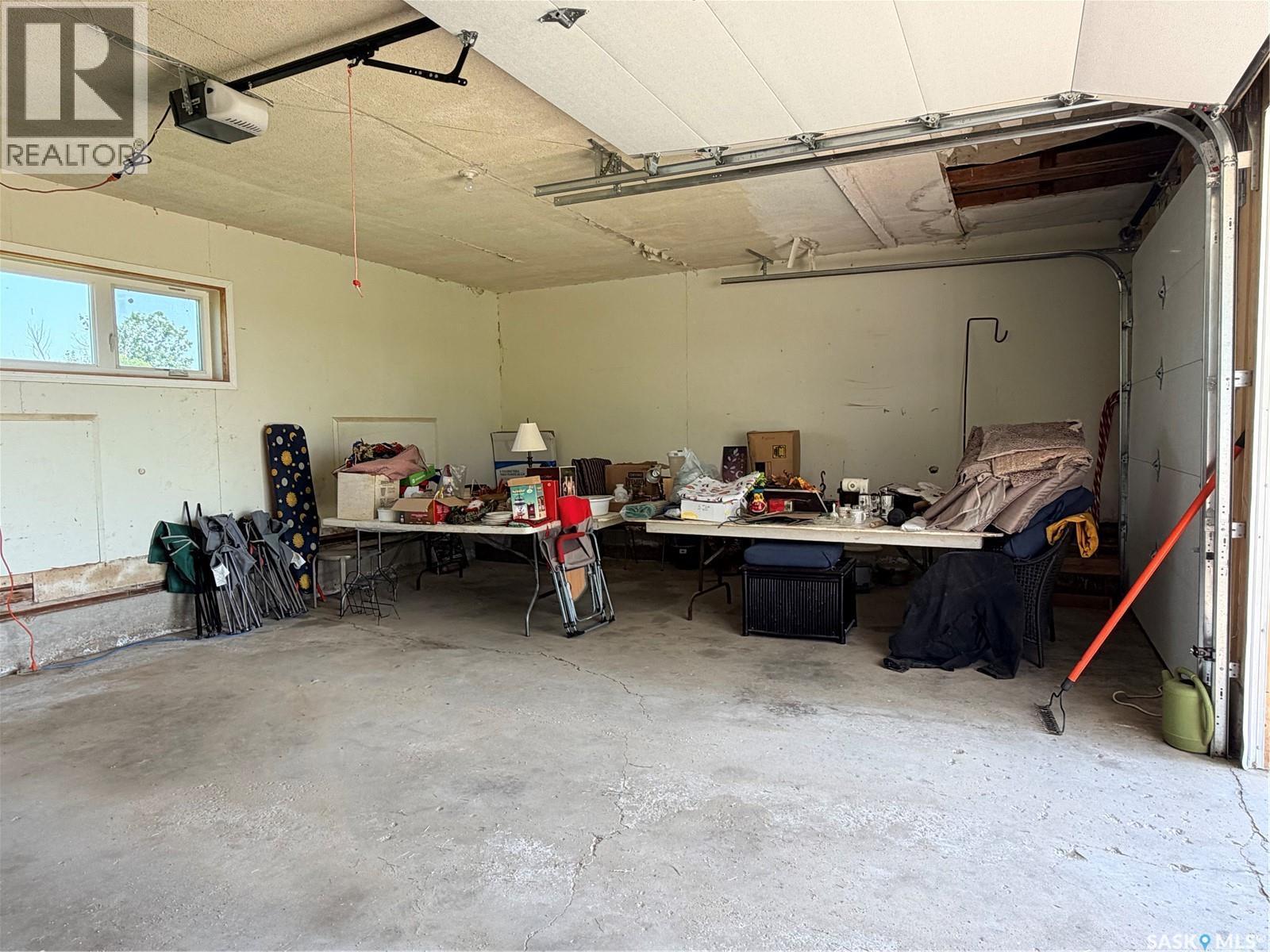 252 Railway Avenue, Forget, SK - Indoor Photo Showing Garage