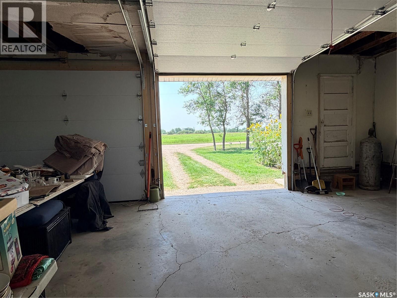 252 Railway Avenue, Forget, SK - Indoor Photo Showing Garage
