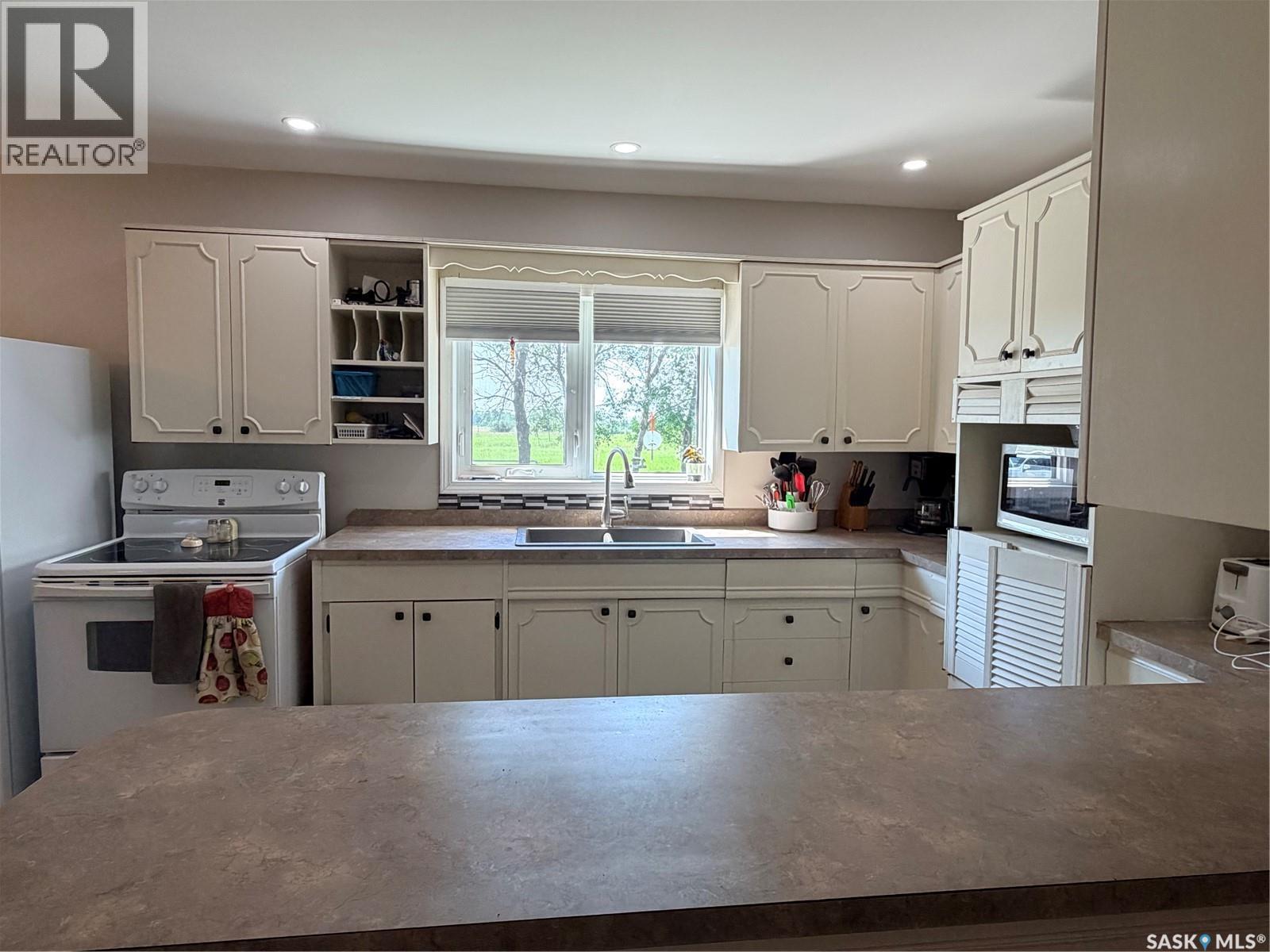 252 Railway Avenue, Forget, SK - Indoor Photo Showing Kitchen With Double Sink