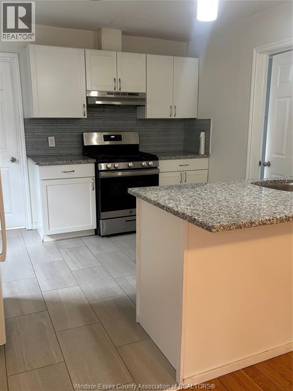 984 Ellrose, Windsor, ON - Indoor Photo Showing Kitchen With Upgraded Kitchen