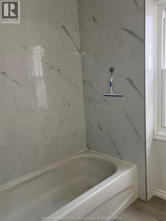 984 Ellrose, Windsor, ON - Indoor Photo Showing Bathroom