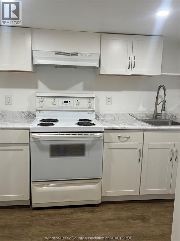 984 Ellrose, Windsor, ON - Indoor Photo Showing Kitchen