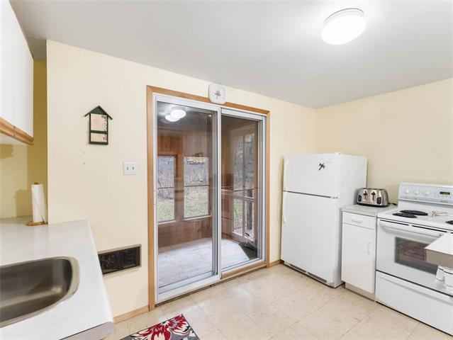 28 Lakeview Dr, Alexander, MB - Indoor Photo Showing Kitchen