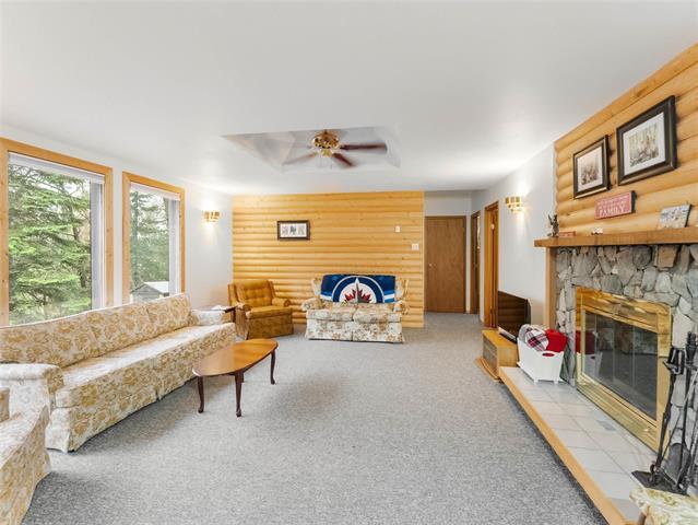 28 Lakeview Dr, Alexander, MB - Indoor Photo Showing Living Room With Fireplace